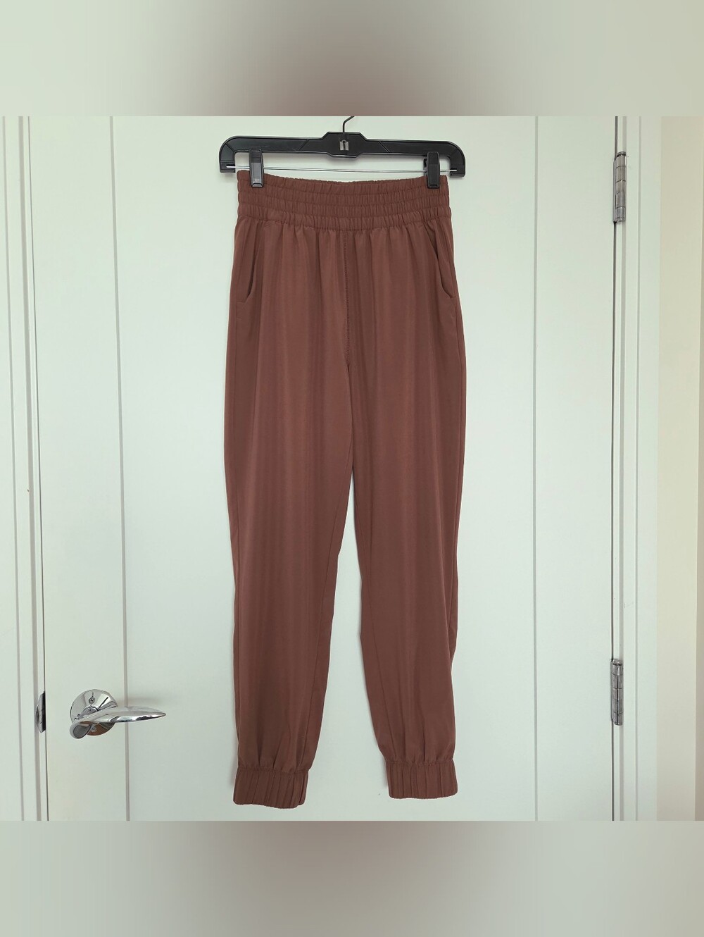 Vuori Women's Villa Jogger w/Minor Not Visible Flaw - Size XS - Hazelnut - VW493